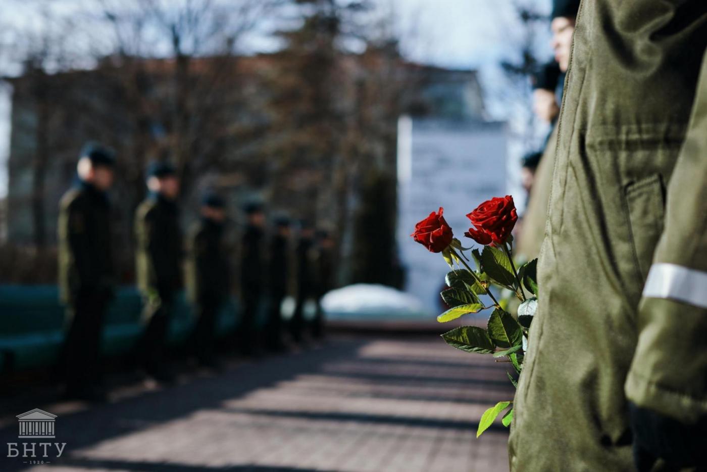 Церемония возложения цветов к памятнику-стеле БНТУ